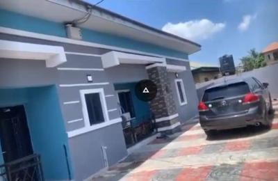 Building on a half plot of land, 6 units  of rooms and parlor flat, fence round.